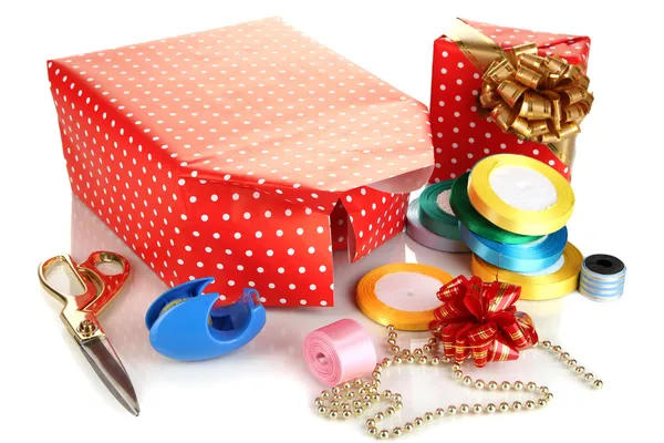 Materiales y accesorios para envolver regalos con regalos navideños aislados en blanco — Foto de Stock