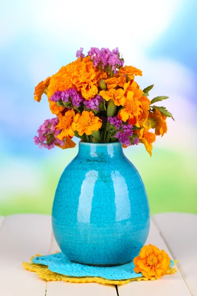 Bouquet de fleurs de souci en vase sur table en bois sur fond naturel — Photo