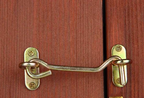 Gancho de metal na porta de madeira close-up — Fotografia de Stock