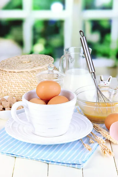 Ingredientes para massa em mesa de madeira no fundo da janela — Fotografia de Stock