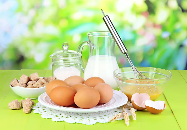 Ingredientes de massa de farinha na mesa de madeira no contexto natural — Fotografia de Stock