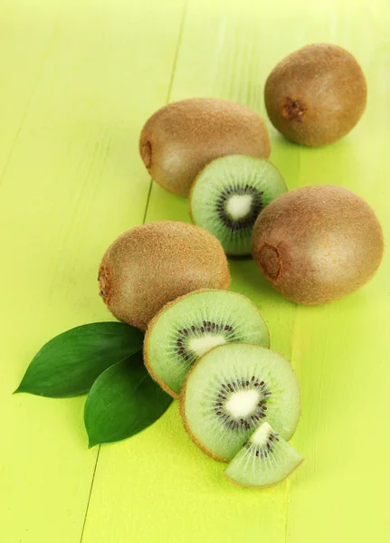 Ripe kiwi on green wooden table close-up — Stock Photo, Image