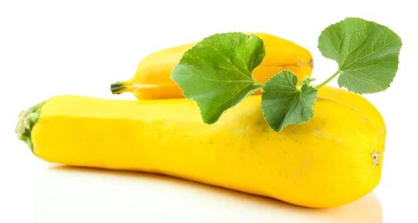 Rohe gelbe Zucchini mit Blättern, isoliert auf weiß — Stockfoto