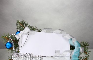 Boş kartpostal ve gri arka plan üzerine bir dekor