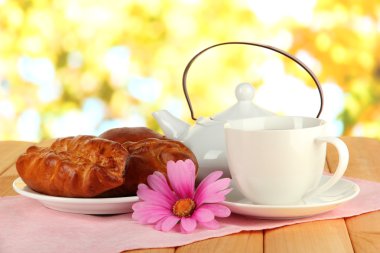 çay tablo parlak zemin üzerine vişneli pasta