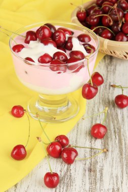 ahşap masa yakın çekim üzerinde cam vazoda lezzetli vişneli tatlı