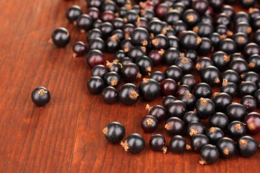 ahşap zemin üzerinde taze Siyah frenk üzümü