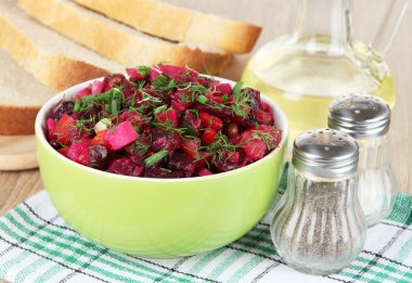 Tablo yakın çekim ıslak zeminde pancar salatası