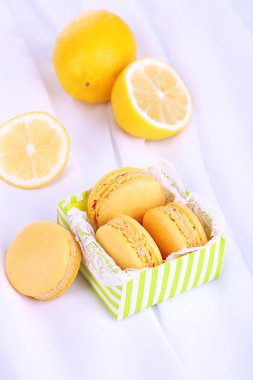 Beyaz kumaş yakın çekim üzerinde macaroons