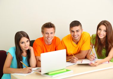 Grup genç öğrenci oturma odasında