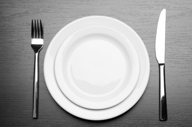 bıçak, renkli plaka ve ahşap zemin üzerine çatal