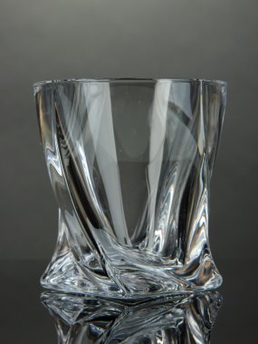 gri zemin üzerine boş bardak