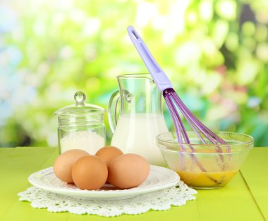 doğal zemin üzerine ahşap masa üzerinde hamur için malzemeler