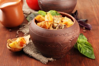 ev yapımı sığır stir fry ahşap zemin üzerinde tencere sebze ile