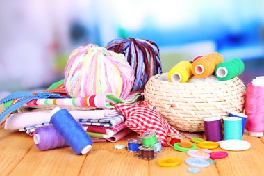 hasır sepet ve aksesuarlar, iğne işi parlak zemin üzerine ahşap tablo