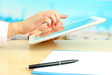 kafede dijital tablet kullanarak işçisi kadın ofis