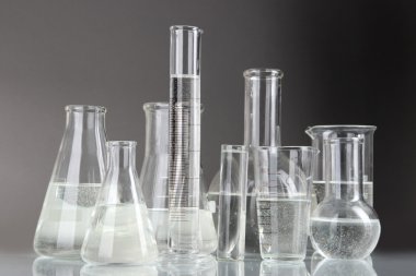 gri arka plan üzerinde test tüpleri