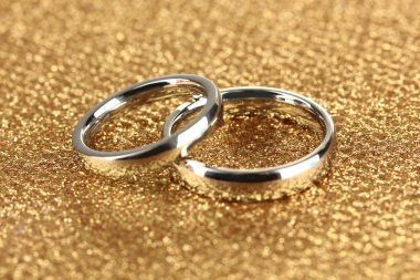 Alyans parlak zemin üzerine