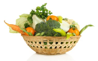 Sepetteki taze sebzeler beyaza izole edilmiş.