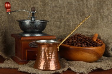 metal turk ve çuval bezi zemin üzerine Kahve değirmeni