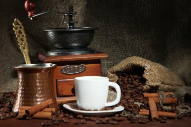 koyu arka plan üzerinde metal turk ve kahve Kupası