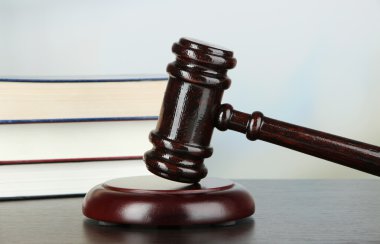 Tokmak ve masa üzerine kitaplar