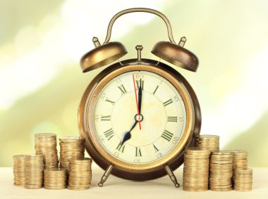 çalar saat açık renkli tablo üzerinde