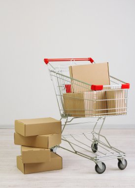 karton, gri arka plan üzerinde alışveriş sepeti