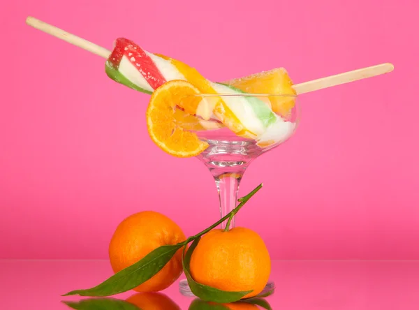 Два фруктовых сока льда в вазе на розовом фоне — стоковое фото
