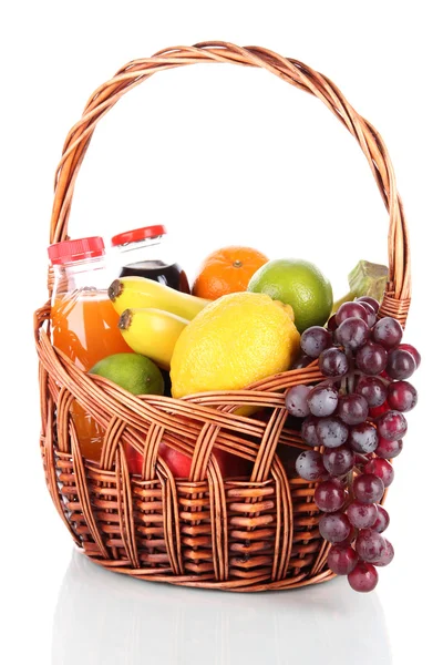 Διάφορα φρούτα σε ψάθινο καλάθι με χυμό που απομονώνονται σε λευκό — Φωτογραφία Αρχείου
