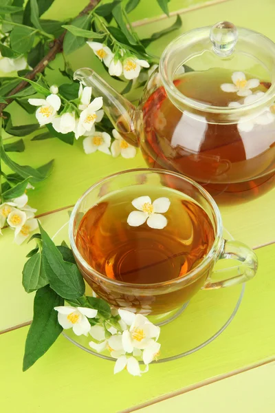 Taza de té con jazmín, sobre mesa de madera, primer plano — Foto de Stock