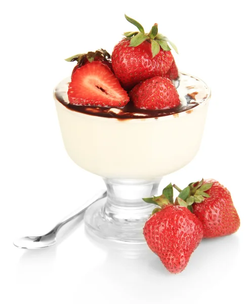 Délicieux dessert à la fraise dans un vase en verre isolé sur blanc — Photo