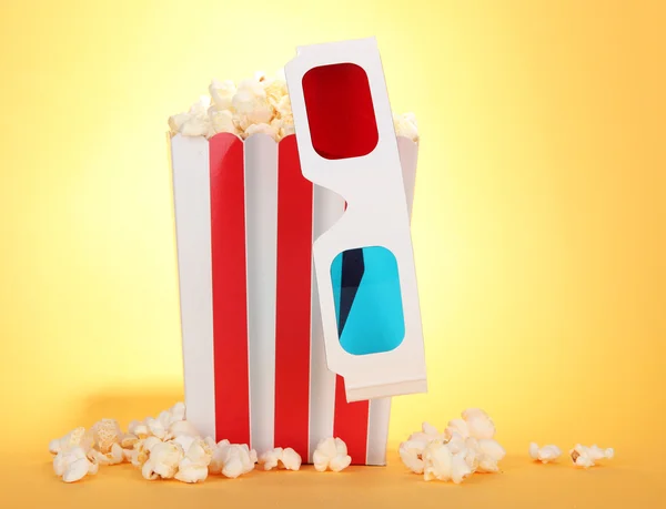 Popcorn and 3D glasses on yellow background — Stock Photo, Image