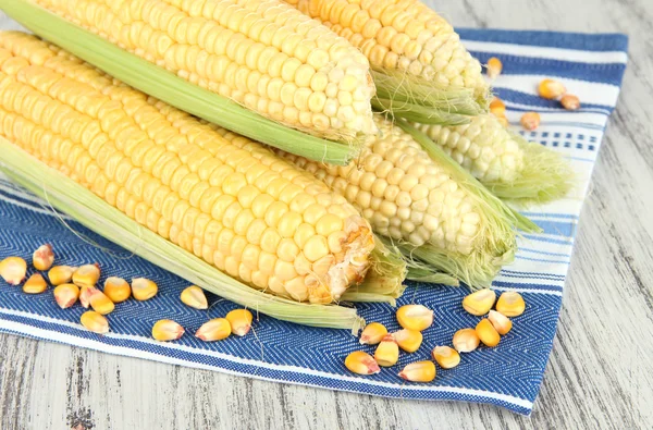 Légumes de maïs frais sur table en bois — Photo