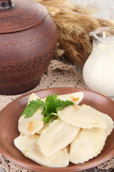 Sabrosas albóndigas con cebolla frita sobre plato marrón, sobre fondo de madera — Foto de Stock