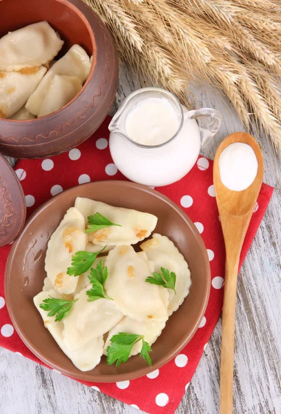 Sabrosas albóndigas con cebolla frita sobre plato marrón, sobre fondo de madera — Foto de Stock