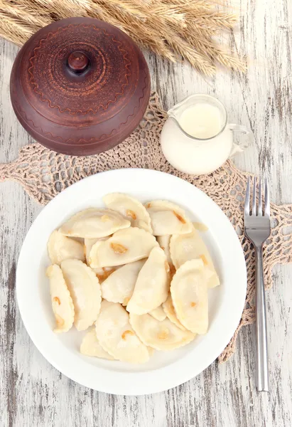 Sabrosas albóndigas con cebolla frita sobre plato blanco, sobre fondo de madera —  Fotos de Stock