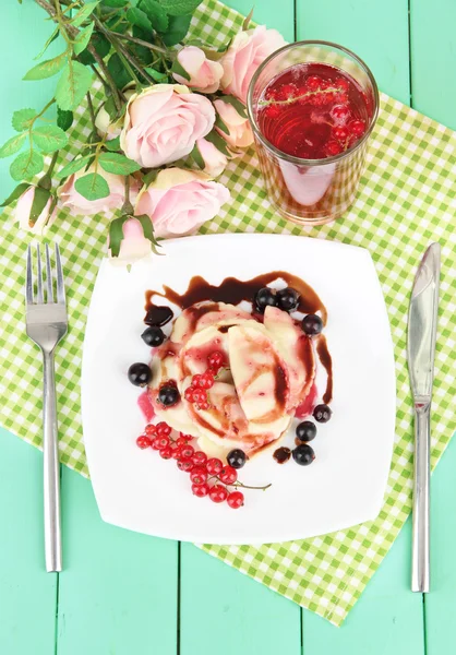 Tasty sweet dumplings with fresh berries on white plate, on bright background — Stock Photo, Image