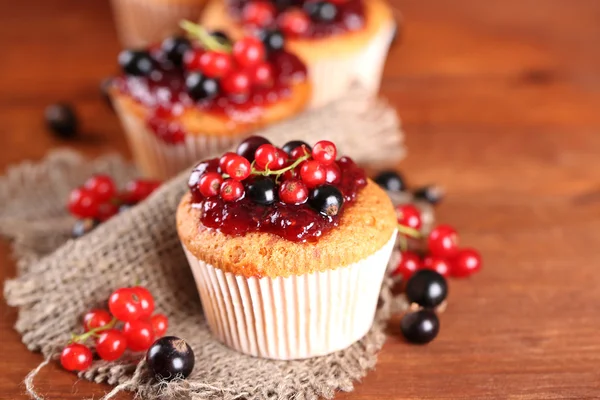 Ahşap masa üzerinde meyveleri ile lezzetli muffins — Stok fotoğraf