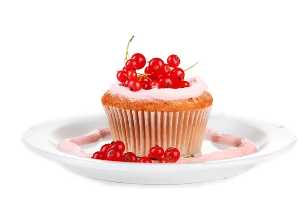 Muffin savoureux aux baies isolées sur blanc — Photo