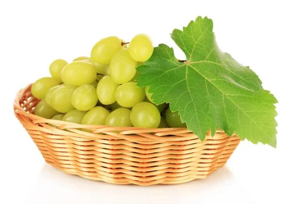 Uvas maduras deliciosas em cesta de vime isoladas em branco — Fotografia de Stock