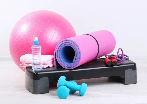 Différents outils de fitness dans la chambre — Photo