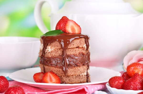 Torta al cioccolato con fragola su tavolo in legno su sfondo naturale — Foto Stock