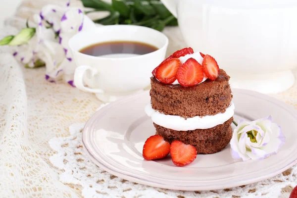 Schokoladenkuchen mit Erdbeere auf dem Tisch in Großaufnahme — Stockfoto