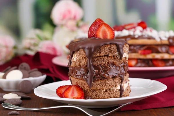 Шоколадный торт с клубникой на деревянном столе крупным планом — стоковое фото