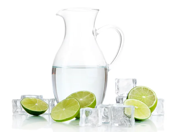 Glas kanna vatten med is och lime isolerad på vit — Stockfoto