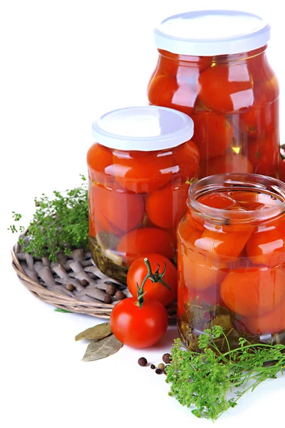 Leckere Tomaten aus der Dose und frisch, isoliert auf weiß — Stockfoto