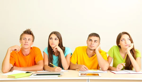Skupina mladých studentů, sedět v místnosti — Stock fotografie