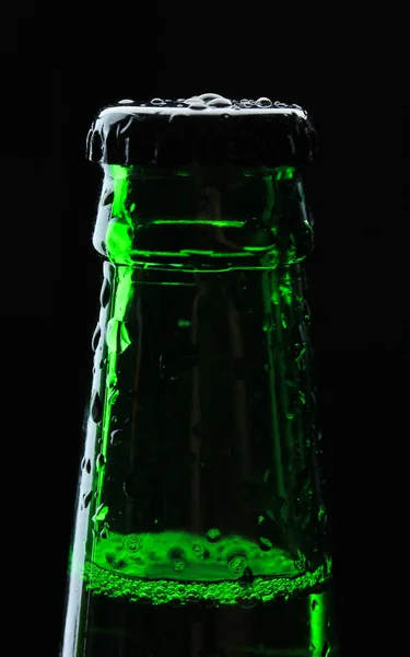Flaska öl på svart bakgrund — Stockfoto