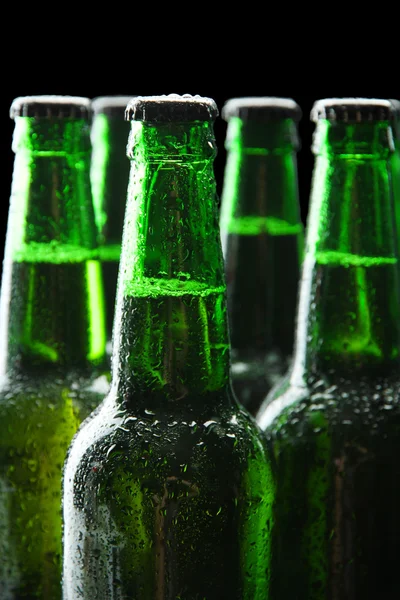 Bottiglie di birra su sfondo nero — Foto Stock